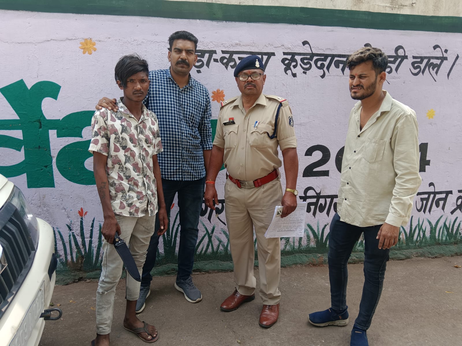One accused arrested with a sharp knife. Accused Dhannu Sahu has previously gone to jail in a case of assault.