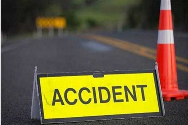 Mungeli News: The havoc of high speed, collision between truck and ambulance, six people including two doctors are serious
