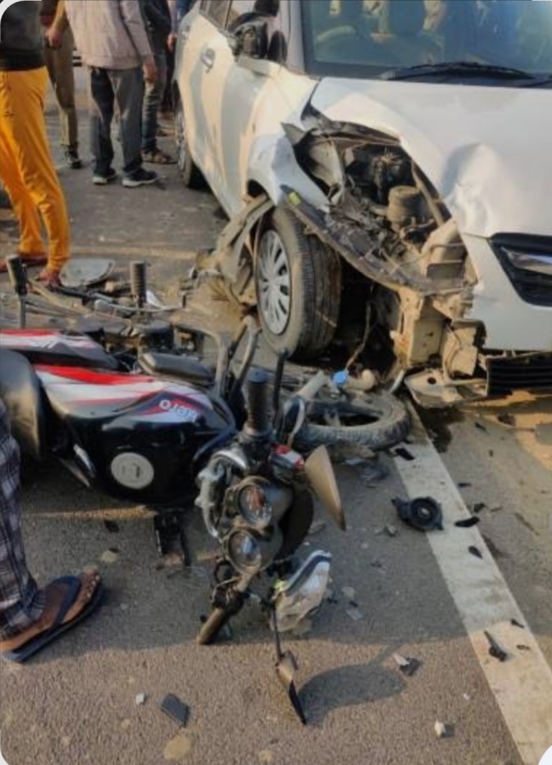 Speed ​​wreaks havoc: Car and bike collide, husband dies in front of wife's eyes...