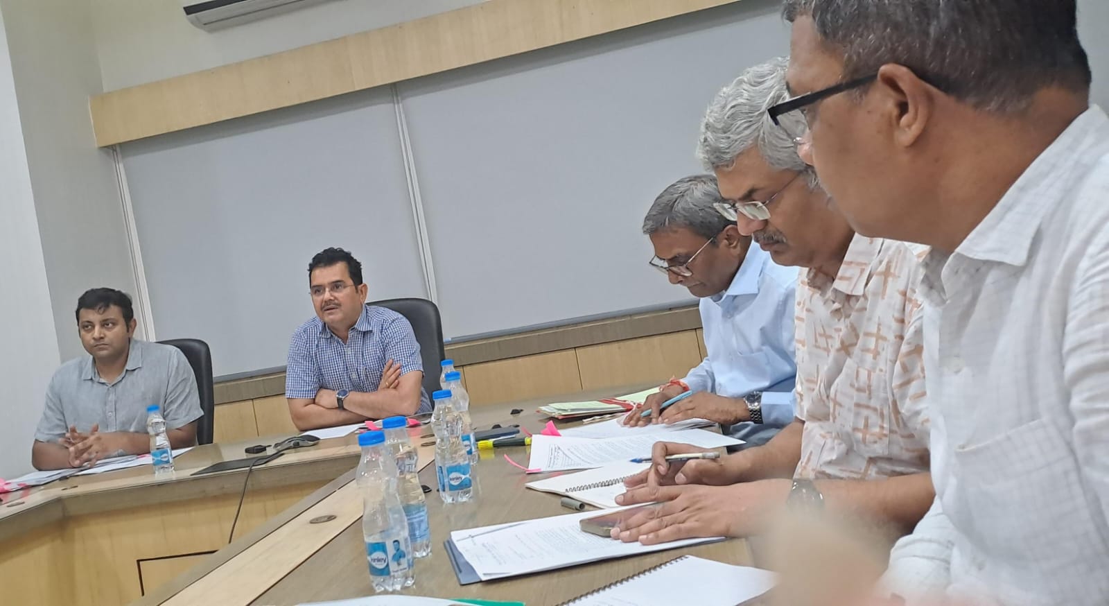 Strict instructions on illegal mining and transportation of sand, Mineral Secretary Shri P. Dayanand held a meeting with collectors and gave strict instructions