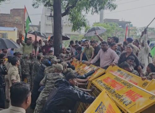 CG NEWS: Amidst torrential rains, Congress gheraoed the District Education Officer's office in protest against rationalization