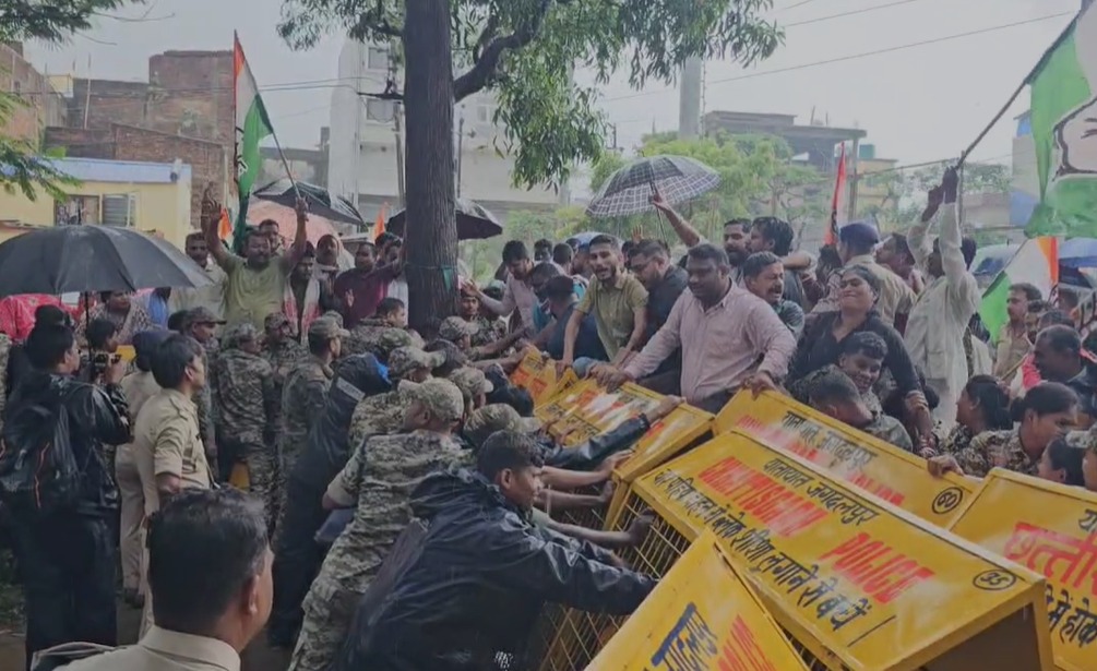 CG NEWS: Amidst torrential rains, Congress gheraoed the District Education Officer's office in protest against rationalization