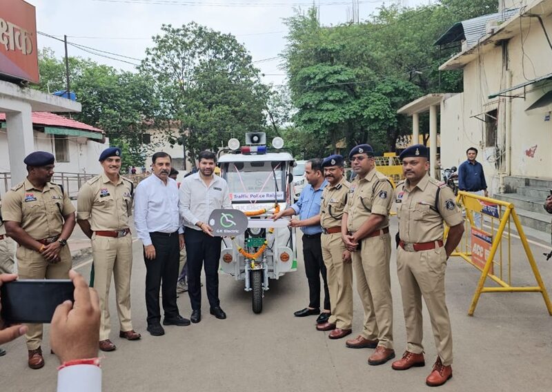 Raipur News: New initiative for traffic awareness in Raipur, Collector and SSP flagged off EV 3-wheeler patrolling vehicle