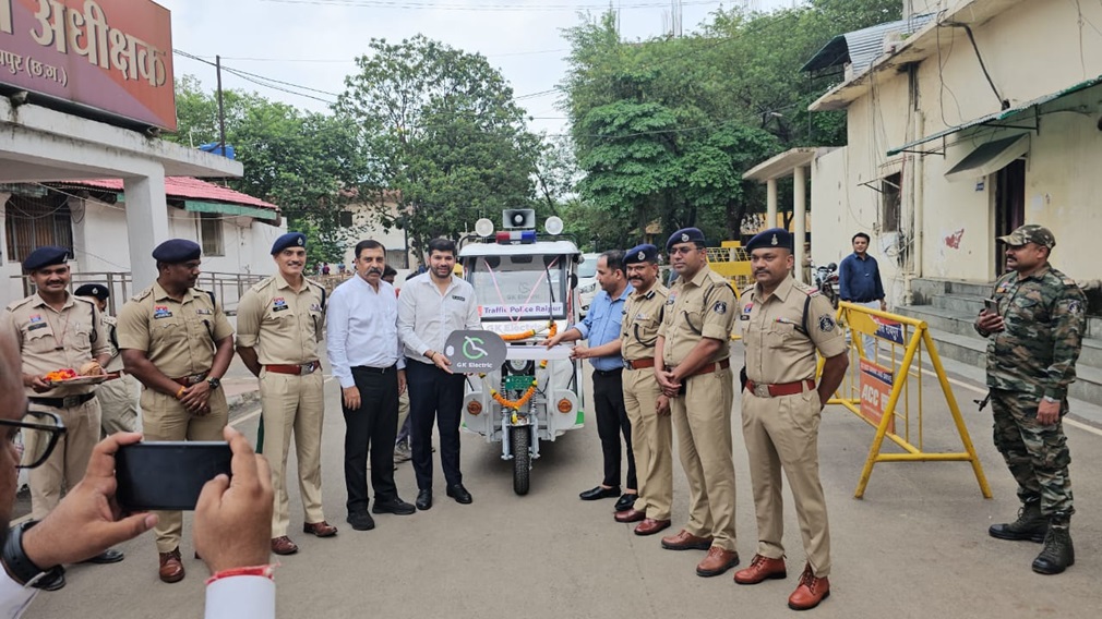 Raipur News: New initiative for traffic awareness in Raipur, Collector and SSP flagged off EV 3-wheeler patrolling vehicle