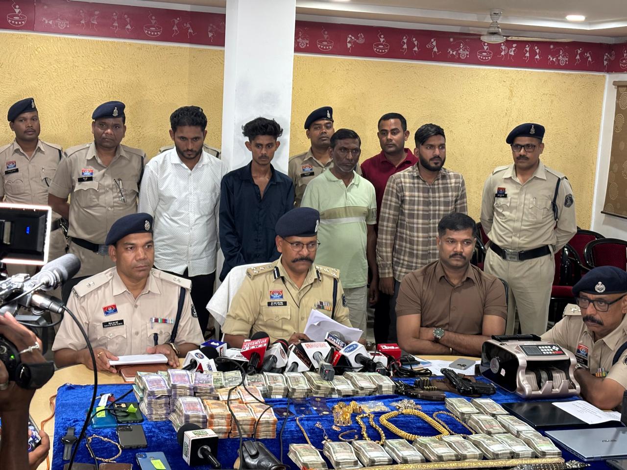 RAIPUR CRIME: 4 interstate accused from Maharashtra arrested for snatching gold chain from jewellery shop, property worth Rs 3.5 lakh seized