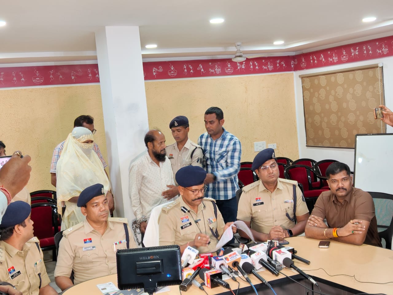 RAIPUR CRIME: Bangladeshi couple living illegally in Raipur arrested, fake documents and passports also recovered