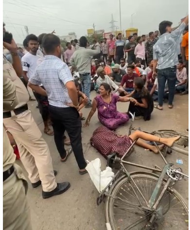 RAIPUR ACCIDENT: Patience broke due to road accidents in Dharsiwan block, villagers got angry after the death of an innocent
