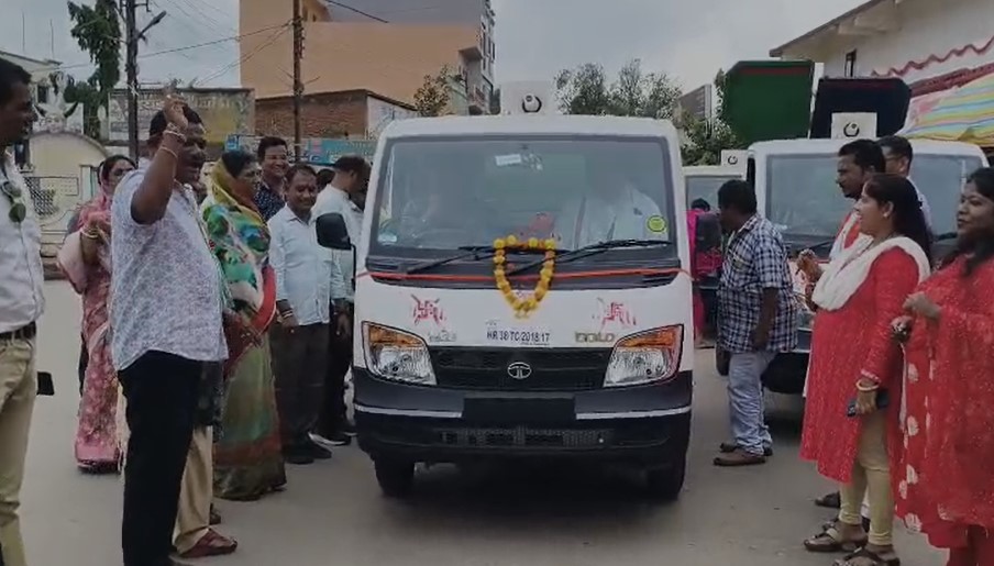 Jagdalpur News : Jagdalpur Municipal Corporation got 10 new mini tipper vehicles, door-to-door garbage collection will now be easier**