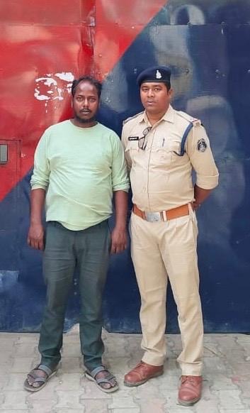 CG NEWS: Vegetable carriers were carrying ganja worth Rs 36,53,100 hidden under crates, police caught them