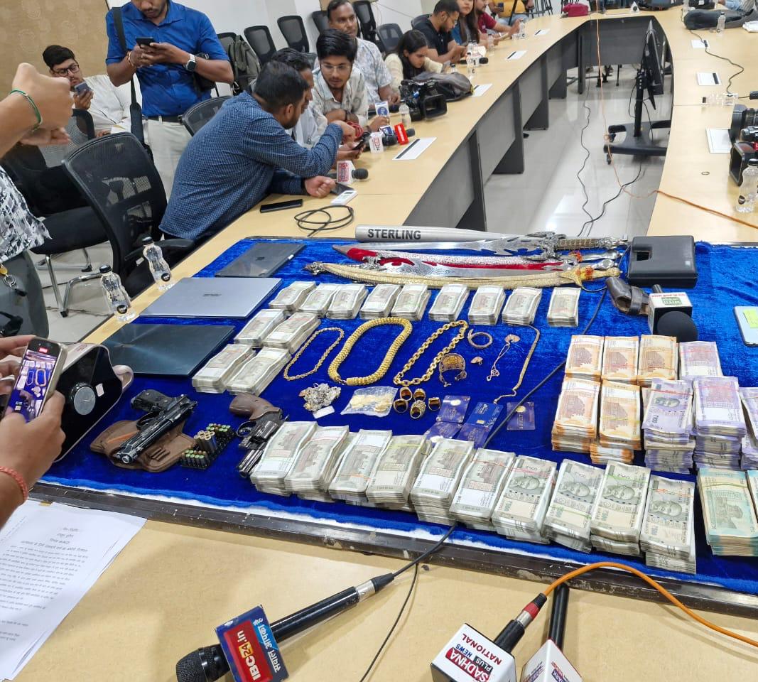 RAIPUR CITY NEWS: Extortion of crores, illegal arms and finance syndicate exposed, Divyansh Tomar arrested, Rohit and Virendra Tomar absconding