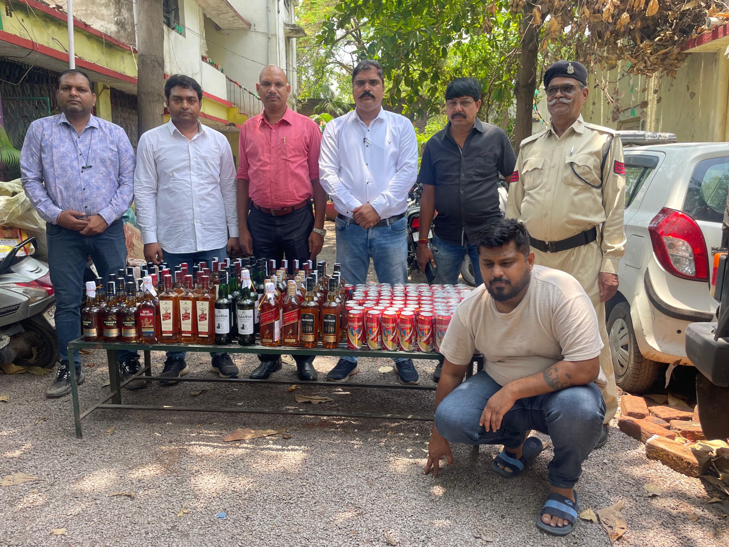 Raipur News: Excise department raids Harsh Pride in Daldal Seoni, 105 liters of smuggled foreign liquor seized