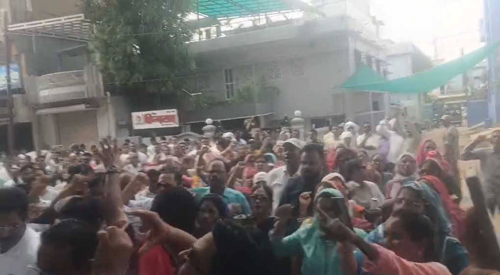 Teachers' joint forum took out a rally, accused joint director, district education officer of corruption in the name of rationalization