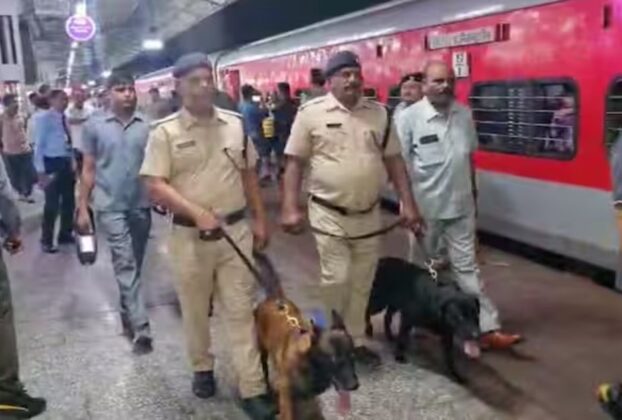 Jhansi News: Information of bomb in Chhattisgarh Sampark Kranti, panic created, entire train evacuated at Jhansi station