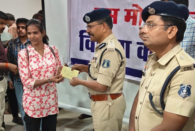 RAIPUR CRIME: Raipur police recovered and handed over 250 lost mobile phones, worth around 50 lakh rupees