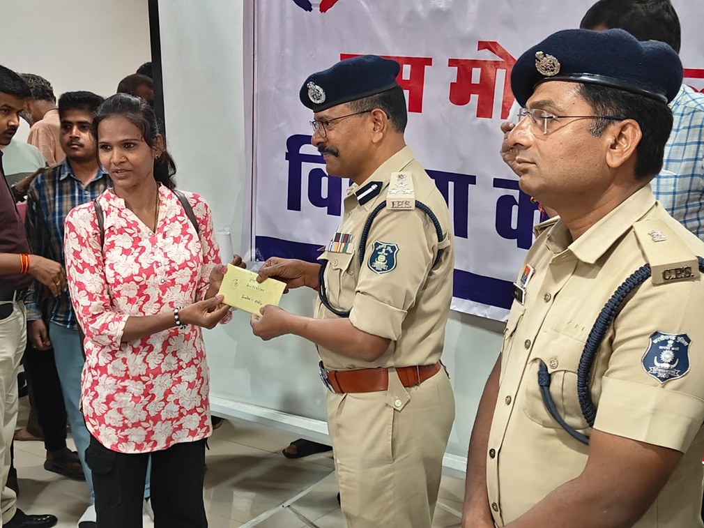 RAIPUR CRIME: Raipur police recovered and handed over 250 lost mobile phones, worth around 50 lakh rupees
